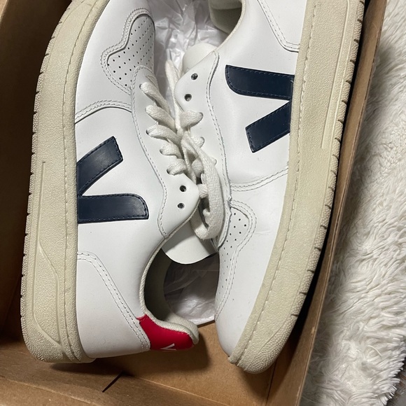 Leather veja, off white, blue,red. Looks like new and has only been used once! - Picture 2 of 7